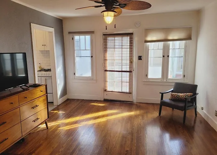 Spacious Studio In Hollywood!