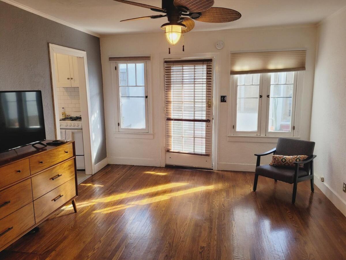 Spacious In Hollywood! Apartment *