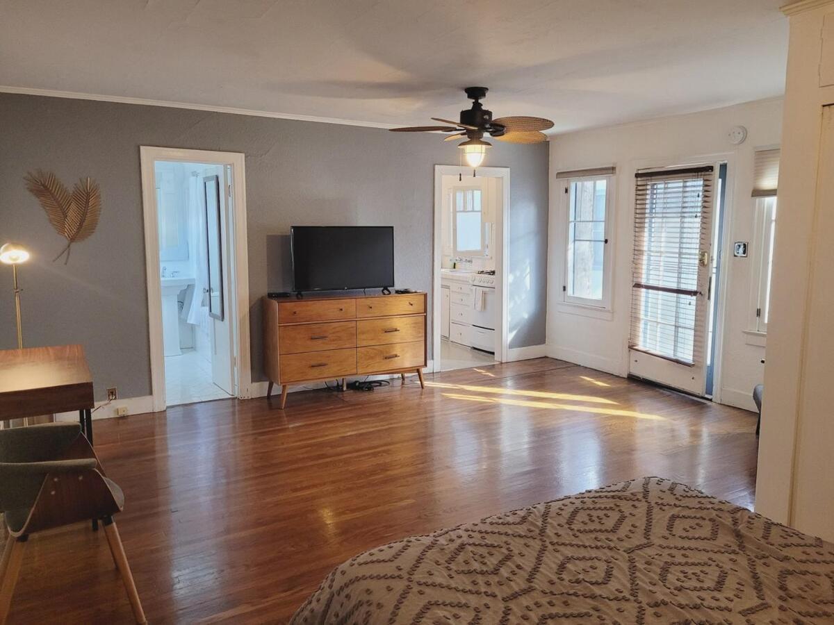 Apartment Spacious In Hollywood! *